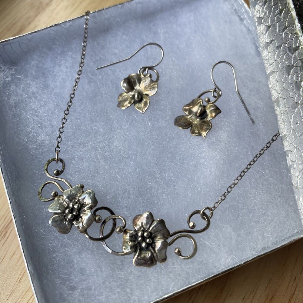 Vintage Delicate Silver Flower Necklace Earring Set Front Closure